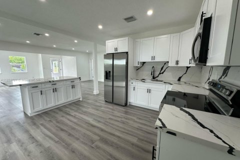House in North Miami Beach, Florida 4 bedrooms, 129.69 sq.m. № 1888251 - photo 8