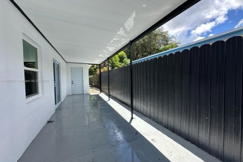 House in North Miami Beach, Florida 4 bedrooms, 129.69 sq.m. № 1888251 - photo 7