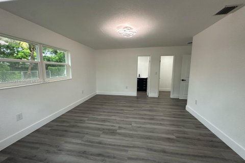 House in North Miami Beach, Florida 4 bedrooms, 129.69 sq.m. № 1888251 - photo 17