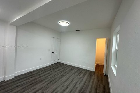 House in North Miami Beach, Florida 4 bedrooms, 129.69 sq.m. № 1888251 - photo 15
