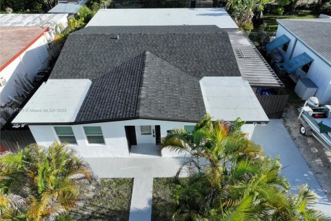House in North Miami Beach, Florida 4 bedrooms, 129.69 sq.m. № 1888251 - photo 2