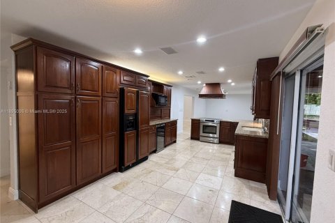 House in Miami, Florida 5 bedrooms, 422.61 sq.m. № 1953117 - photo 14