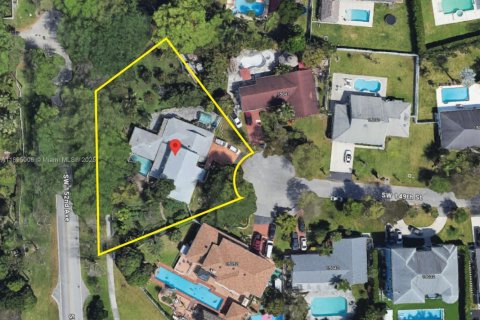 House in Miami, Florida 5 bedrooms, 422.61 sq.m. № 1953117 - photo 1