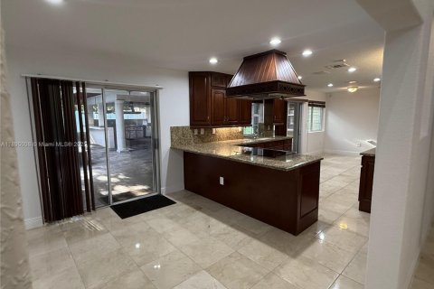 House in Miami, Florida 5 bedrooms, 422.61 sq.m. № 1953117 - photo 13