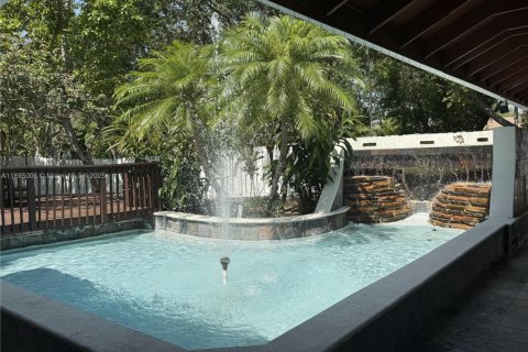 House in Miami, Florida 5 bedrooms, 422.61 sq.m. № 1953117 - photo 9