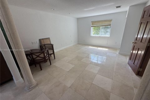 House in Miami, Florida 5 bedrooms, 422.61 sq.m. № 1953117 - photo 17