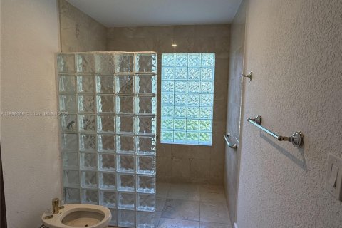 House in Miami, Florida 5 bedrooms, 422.61 sq.m. № 1953117 - photo 16