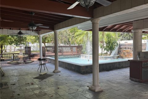 House in Miami, Florida 5 bedrooms, 422.61 sq.m. № 1953117 - photo 22