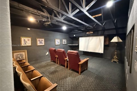 House in Miami, Florida 5 bedrooms, 422.61 sq.m. № 1953117 - photo 15