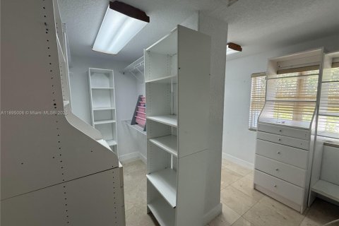 House in Miami, Florida 5 bedrooms, 422.61 sq.m. № 1953117 - photo 24