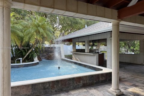 House in Miami, Florida 5 bedrooms, 422.61 sq.m. № 1953117 - photo 11