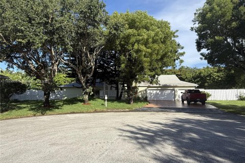 House in Miami, Florida 5 bedrooms, 422.61 sq.m. № 1953117 - photo 2