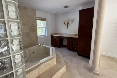 House in Miami, Florida 5 bedrooms, 422.61 sq.m. № 1953117 - photo 18