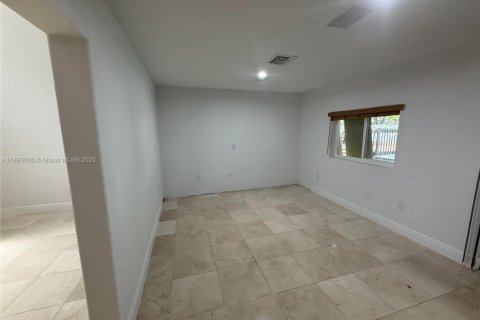 House in Miami, Florida 5 bedrooms, 422.61 sq.m. № 1953117 - photo 23