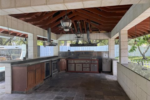 House in Miami, Florida 5 bedrooms, 422.61 sq.m. № 1953117 - photo 10