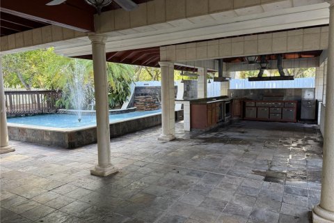 House in Miami, Florida 5 bedrooms, 422.61 sq.m. № 1953117 - photo 12