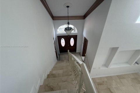 House in Miami, Florida 5 bedrooms, 422.61 sq.m. № 1953117 - photo 6