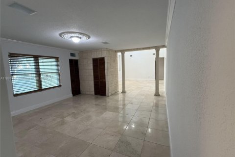 House in Miami, Florida 5 bedrooms, 422.61 sq.m. № 1953117 - photo 7