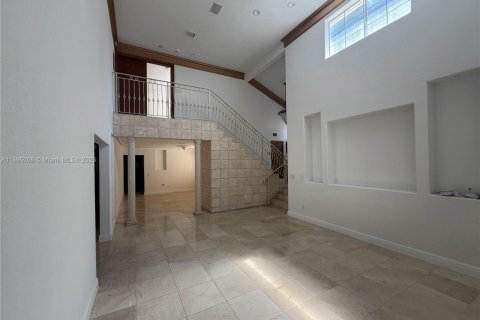 House in Miami, Florida 5 bedrooms, 422.61 sq.m. № 1953117 - photo 4
