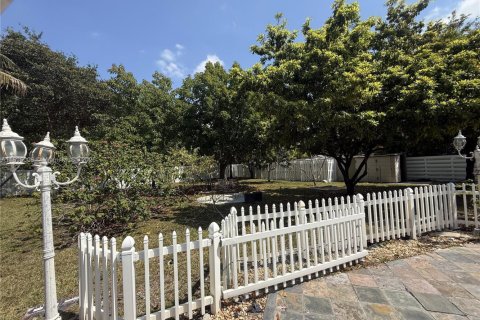 House in Miami, Florida 5 bedrooms, 422.61 sq.m. № 1953117 - photo 19