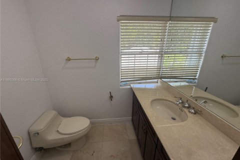 House in Miami, Florida 5 bedrooms, 422.61 sq.m. № 1953117 - photo 21