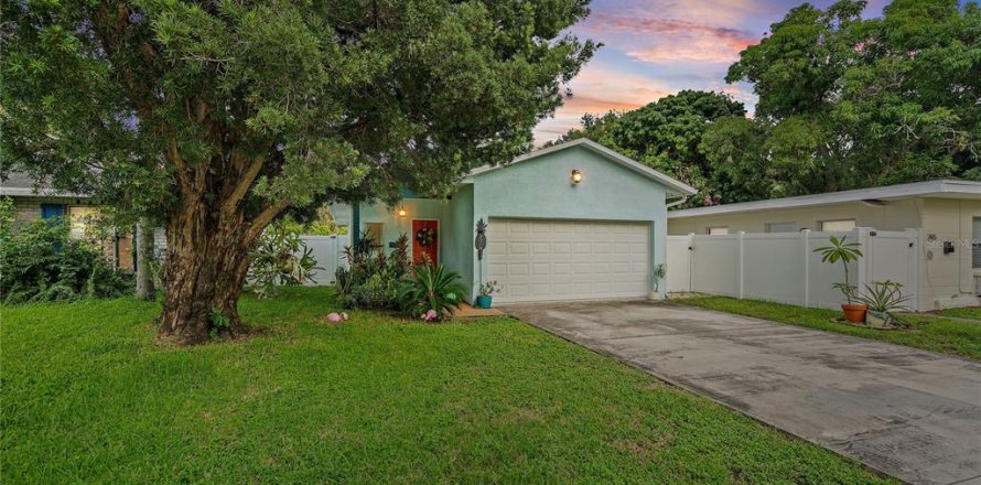 House in Saint Petersburg, Florida 3 bedrooms, 114.55 sq.m. № 1903163