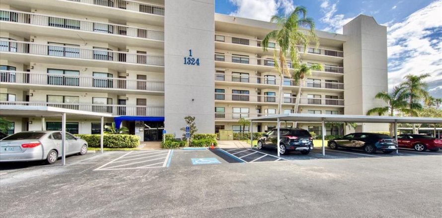 Condo in South Pasadena, Florida, 1 bedroom  № 2202476