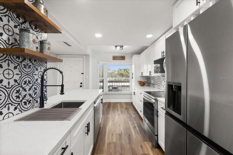 Condo in South Pasadena, Florida, 1 bedroom  № 2202476 - photo 13