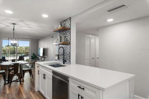 Condo in South Pasadena, Florida, 1 bedroom  № 2202476 - photo 10