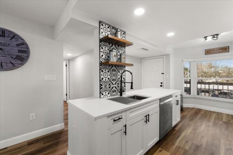 Condo in South Pasadena, Florida, 1 bedroom  № 2202476 - photo 11