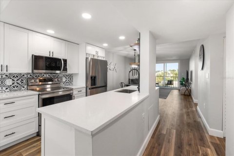Condo in South Pasadena, Florida, 1 bedroom  № 2202476 - photo 6