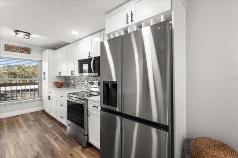 Condo in South Pasadena, Florida, 1 bedroom  № 2202476 - photo 14