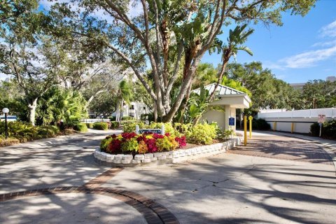 Condo in South Pasadena, Florida, 1 bedroom  № 2202476 - photo 2