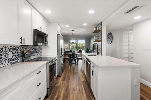 Condo in South Pasadena, Florida, 1 bedroom  № 2202476 - photo 9