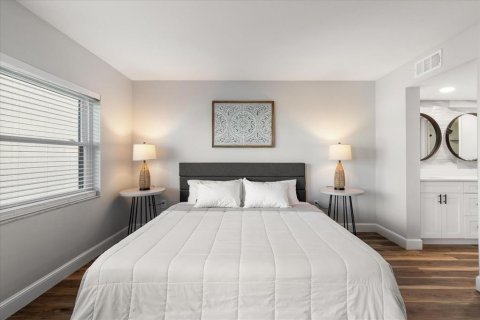 Condo in South Pasadena, Florida, 1 bedroom  № 2202476 - photo 26