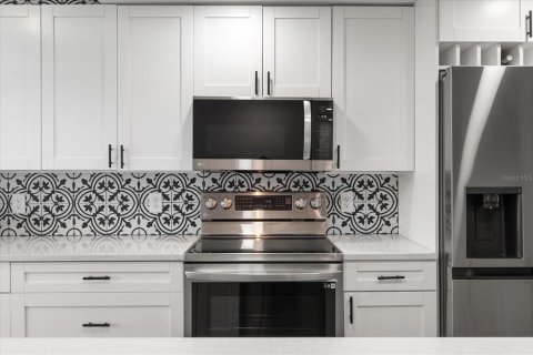 Condo in South Pasadena, Florida, 1 bedroom  № 2202476 - photo 15