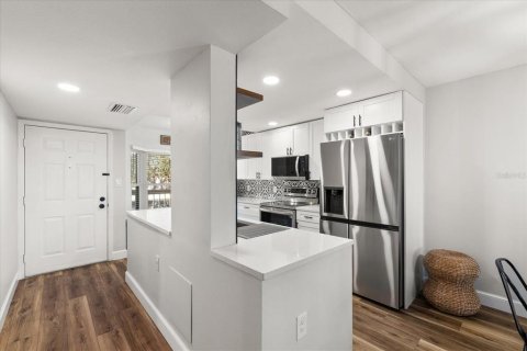 Condo in South Pasadena, Florida, 1 bedroom  № 2202476 - photo 8