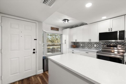 Condo in South Pasadena, Florida, 1 bedroom  № 2202476 - photo 5