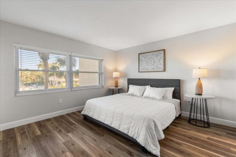 Condo in South Pasadena, Florida, 1 bedroom  № 2202476 - photo 25