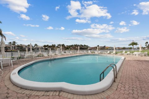 Condo in Highland Beach, Florida, 2 bedrooms № 976924 - photo 1
