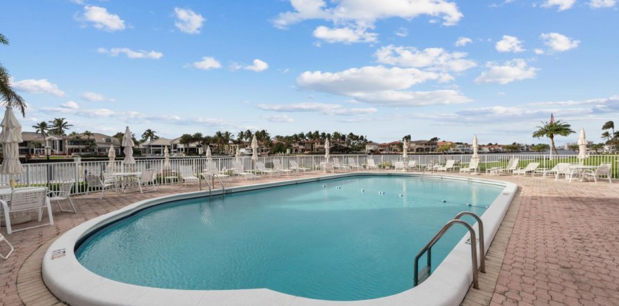 Condo in Highland Beach, Florida, 2 bedrooms № 976924