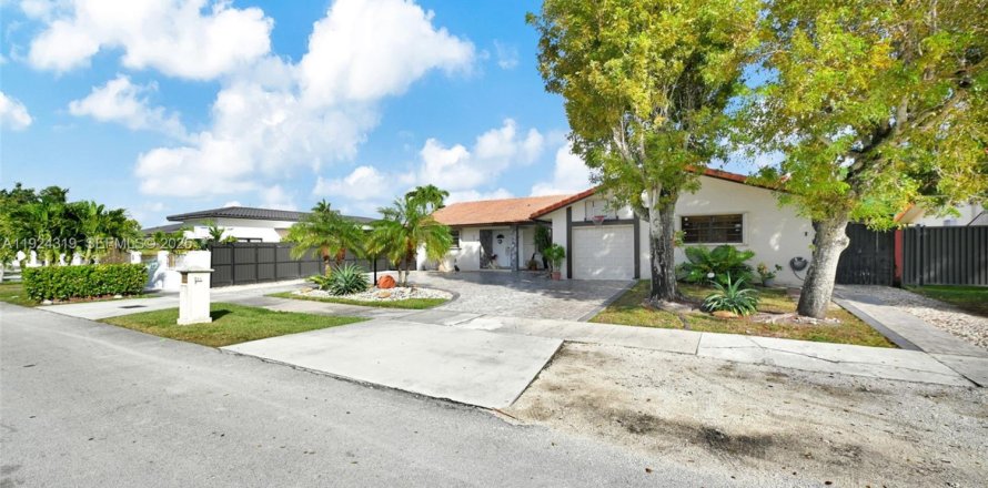 Дом в Майами, Флорида 6 спален, 176.7м2 № 2039435