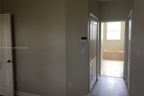 Снять в аренду виллу или дом в Майами, Флорида 4 спальни, 246.19м2, № 2051167 - фото 10