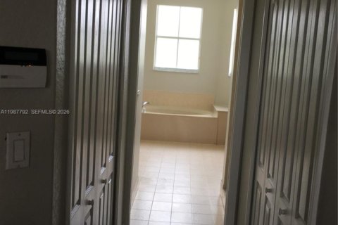 Снять в аренду виллу или дом в Майами, Флорида 4 спальни, 246.19м2, № 2051167 - фото 11