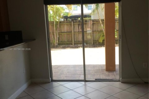 Снять в аренду виллу или дом в Майами, Флорида 4 спальни, 246.19м2, № 2051167 - фото 8