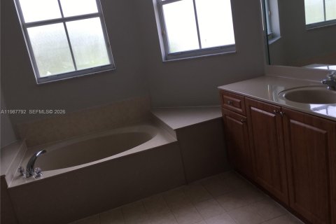 Снять в аренду виллу или дом в Майами, Флорида 4 спальни, 246.19м2, № 2051167 - фото 12