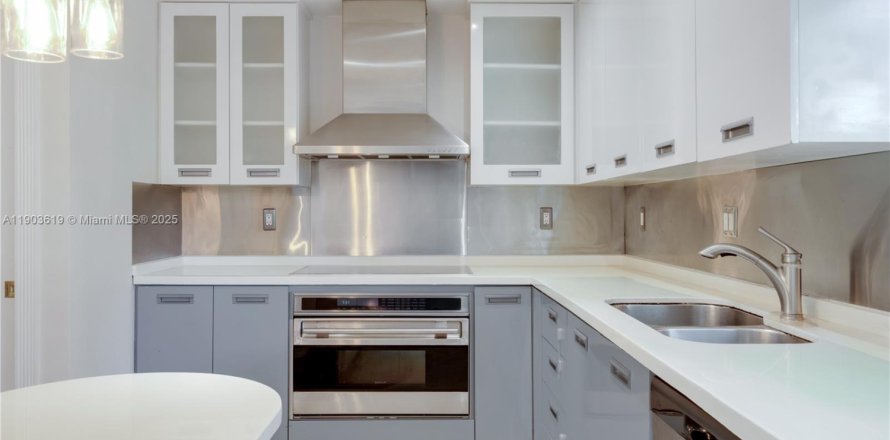 Дом в Ки-Бискейн, Флорида 5 спален, 205.87м2 № 1955217