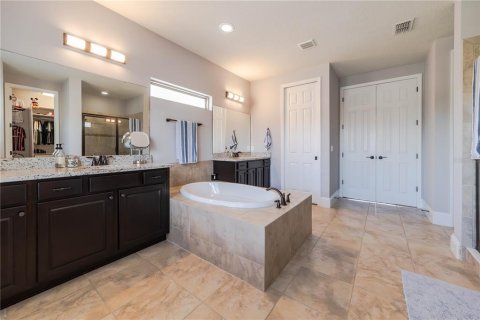 House in Orlando, Florida 4 bedrooms, 386.57 sq.m. № 2391035 - photo 28