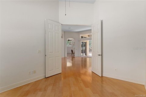 House in Inverness, Florida 4 bedrooms, 330.45 sq.m. № 2108258 - photo 12
