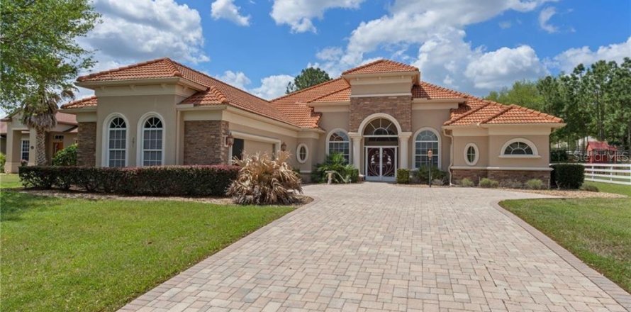 House in Inverness, Florida 4 bedrooms, 330.45 sq.m. № 2108258